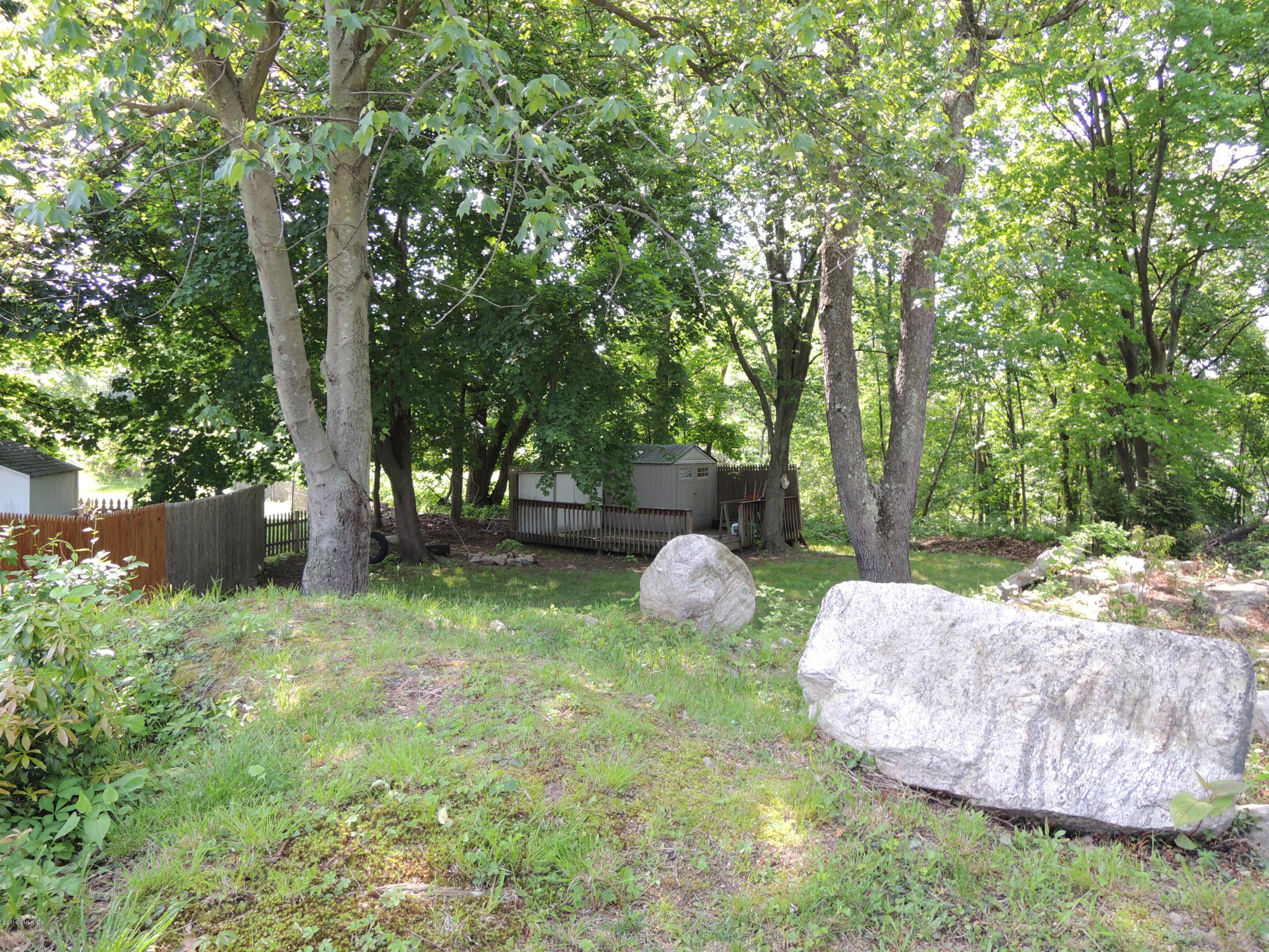 31 Bonwit Road Riverside, CT 06878 - Photo 24 of 31 a view of a table and chairs in a yard