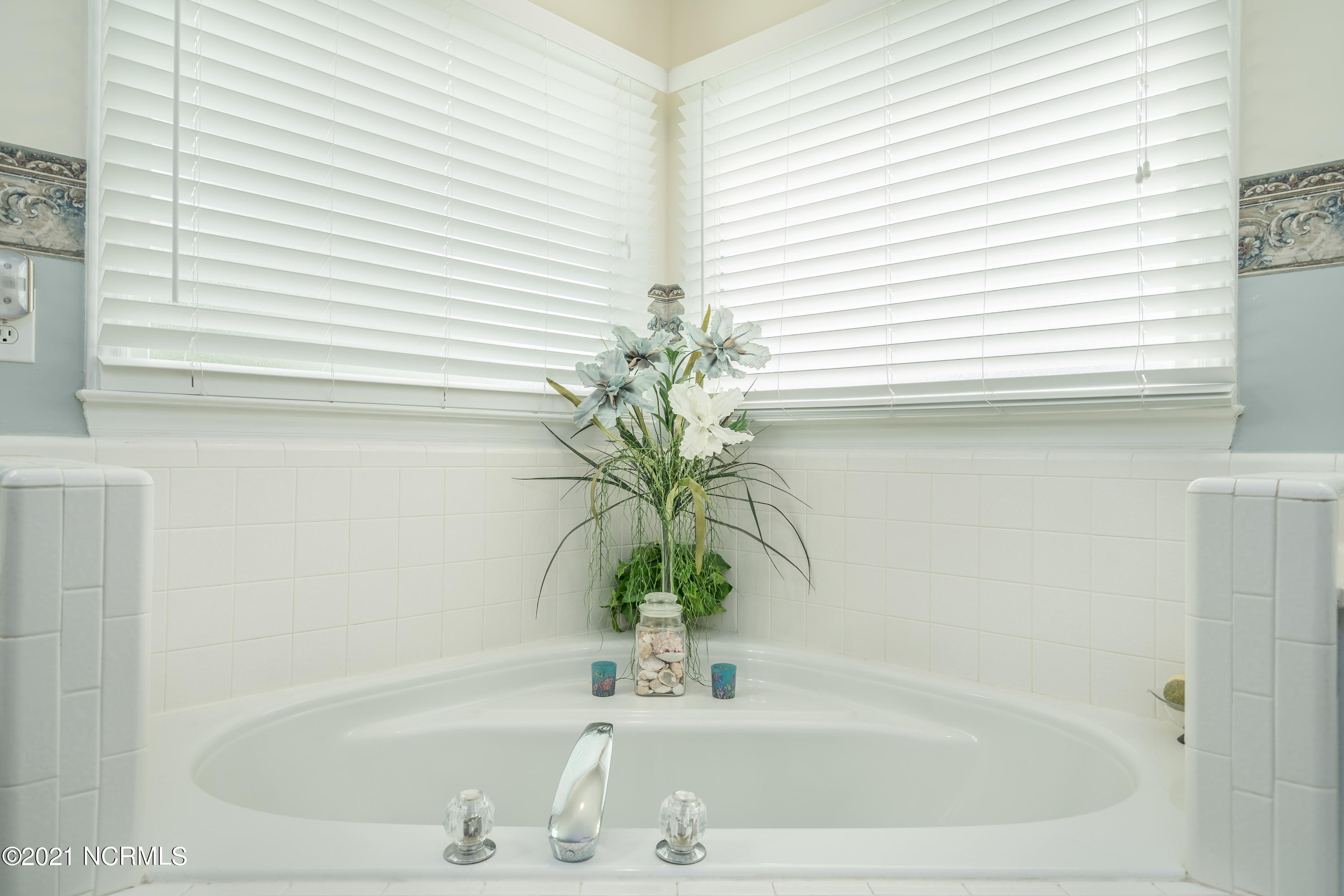 7600 Lost Tree Road Wilmington, NC 28411 - Photo 23 of 38 Soaking Tub in Master Bathroom