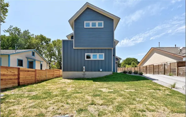a view of a yard in front of a house with plants