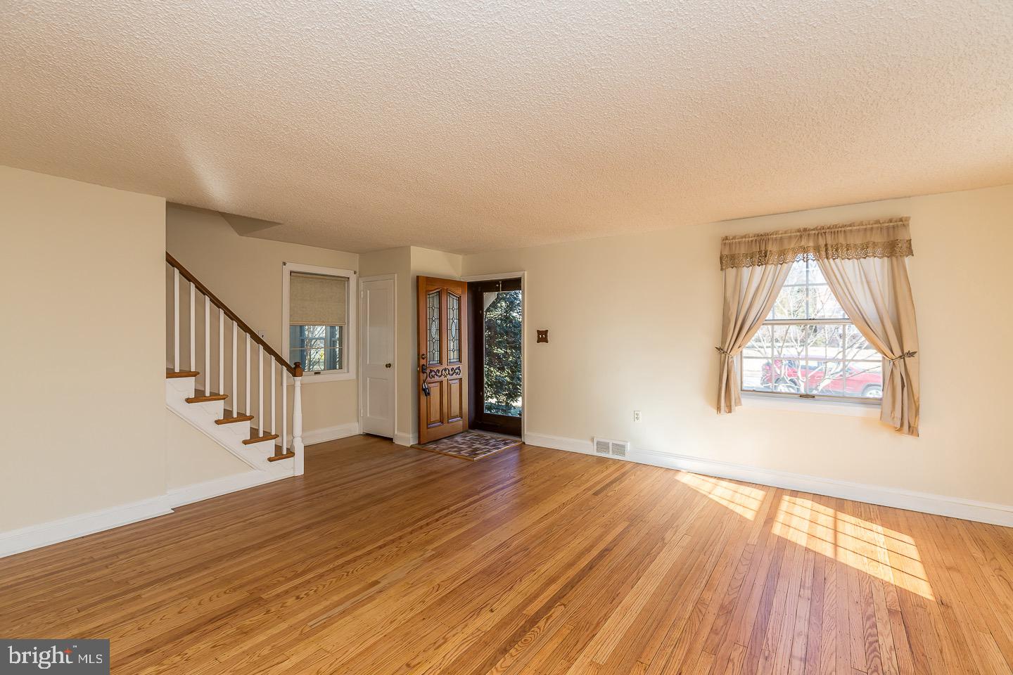 496 Kent Road Springfield, PA 19064 - Photo 3 of 38