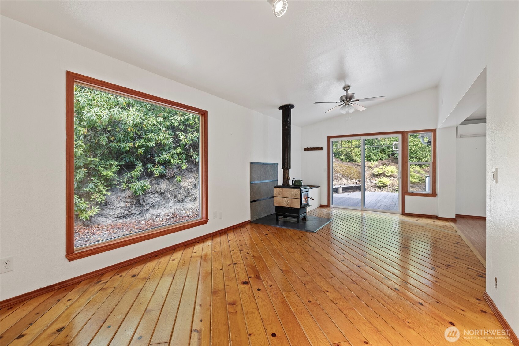 7589 Bailey Road Clinton, WA 98236 - Photo 17 of 40