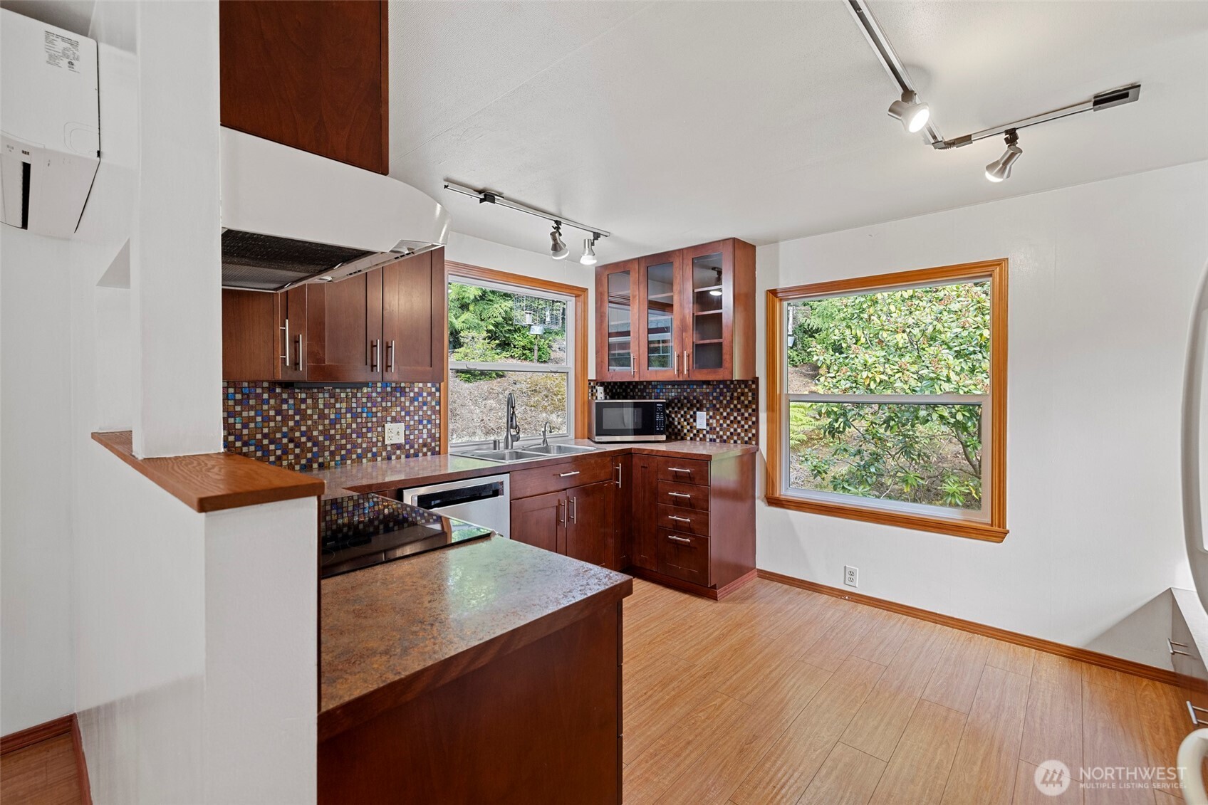 7589 Bailey Road Clinton, WA 98236 - Photo 10 of 40