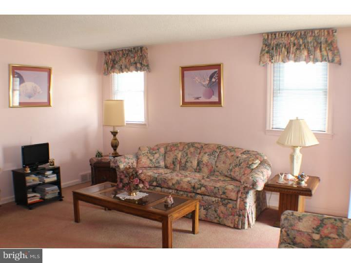 2807 Rhawn Street Philadelphia, PA 19152 - Photo 3 of 25 Living Room