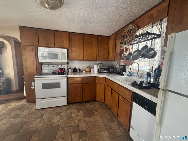 $299,999 | 222 Mountain Road, Ellington, CT 06029