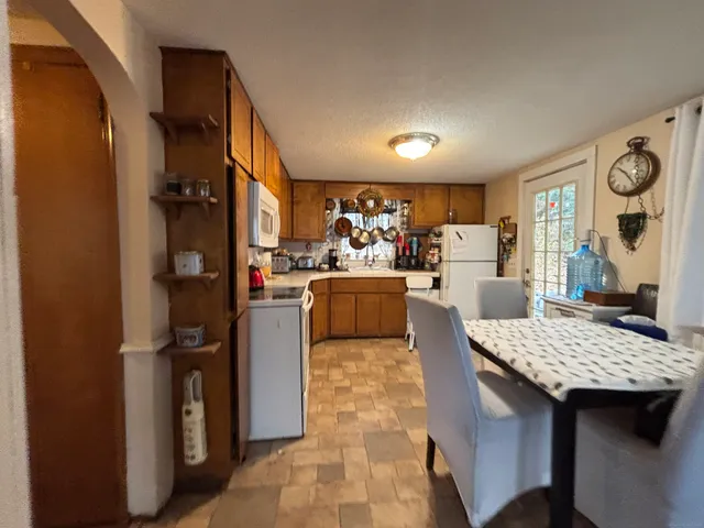 $320,000 | 222 Mountain Road, Ellington, CT 06029