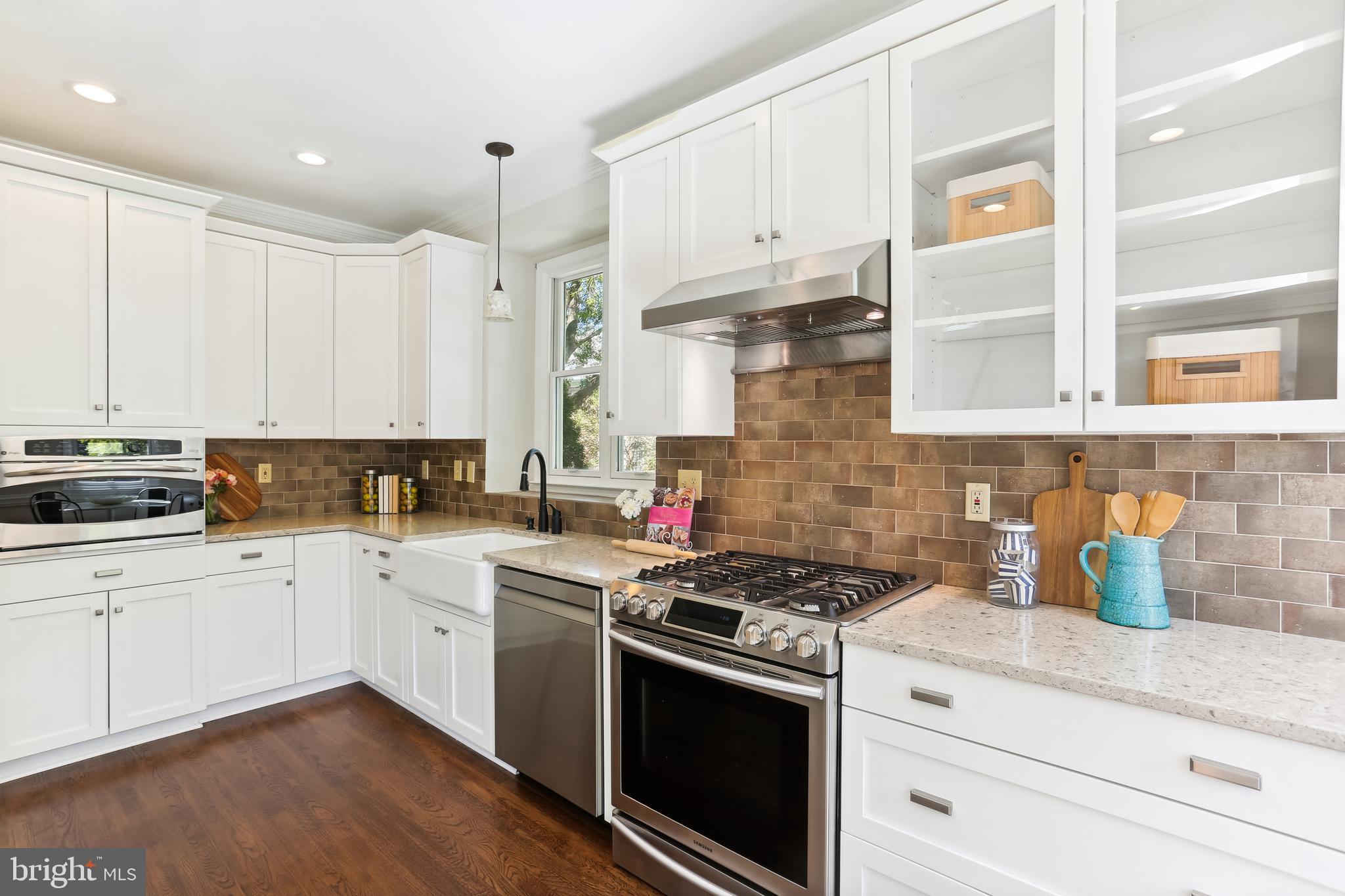 302 Little Quarry Road Gaithersburg, MD 20878 - Photo 7 of 53 Kitchen w/custom backsplash & countertops