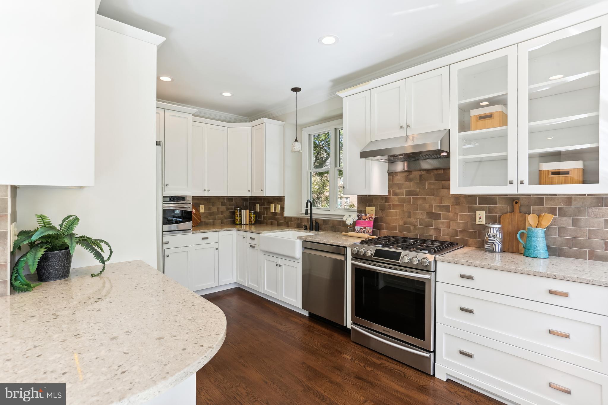 302 Little Quarry Road Gaithersburg, MD 20878 - Photo 8 of 53 Kitchen w/decorator cabinetry