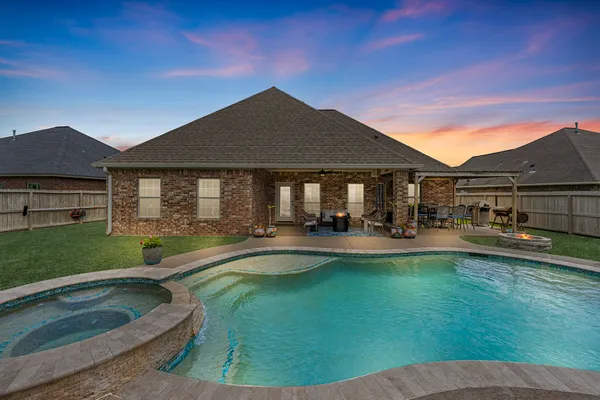 $419,990 | 305 Poppy Street, Lake Jackson, TX 77566