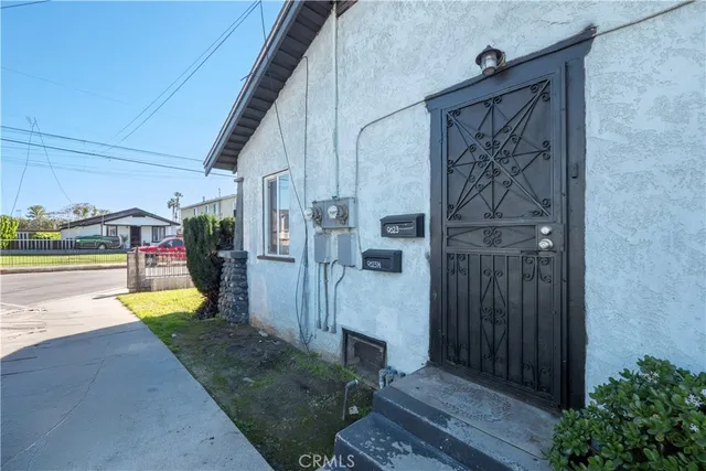 a view of an entryway with a backyard