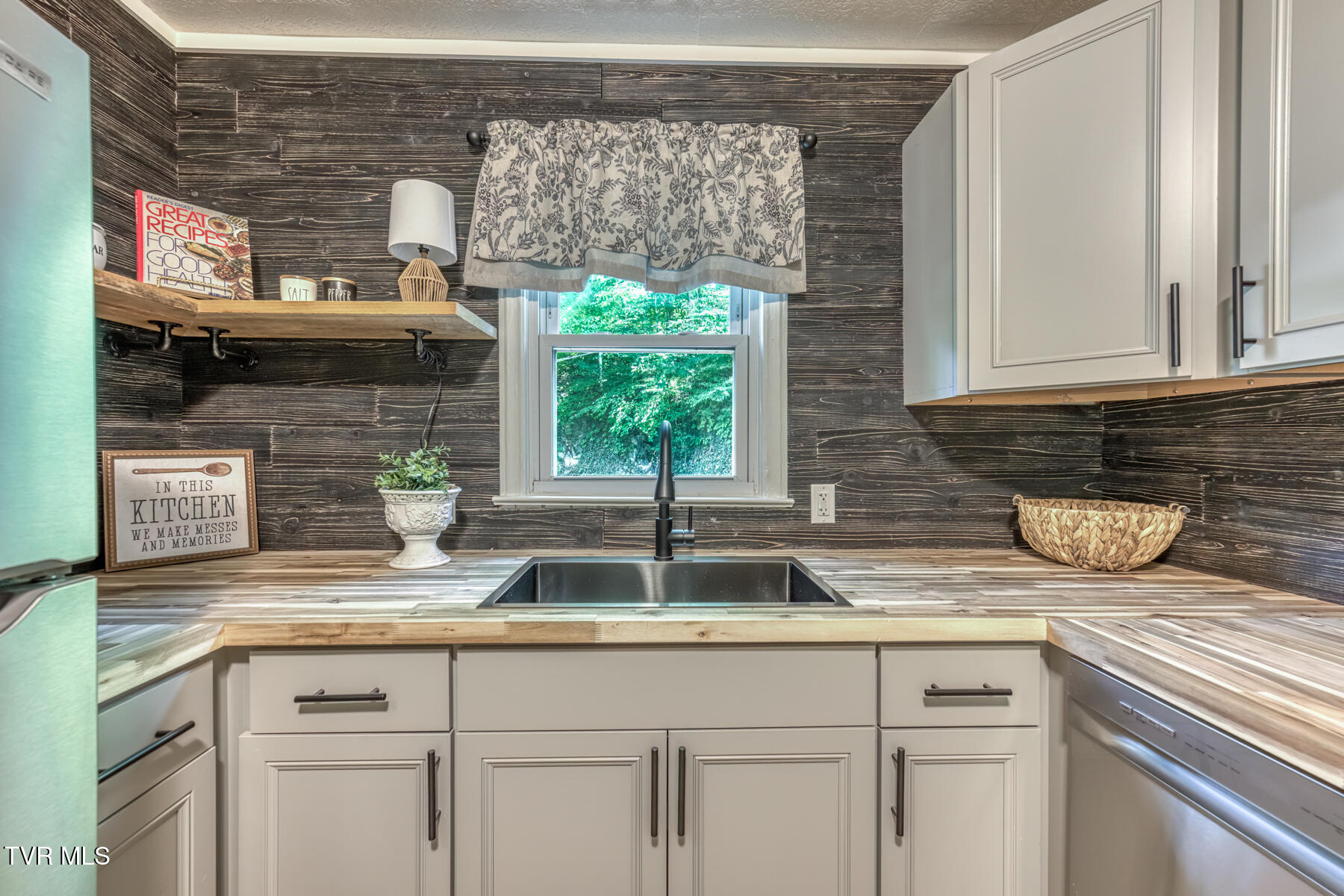 1403 Rock Rose Road Bristol, TN 37620 - Photo 9 of 34 Kitchen