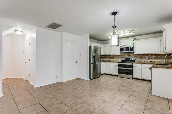 $1,900 | 9038 Pinseeker, Selma, TX 78154