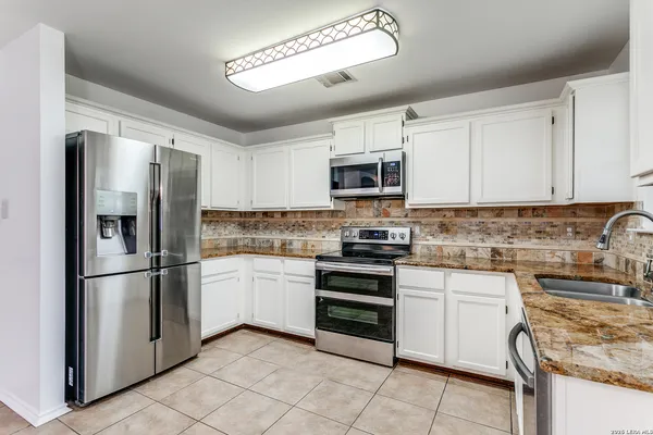 $1,900 | 9038 Pinseeker, Selma, TX 78154