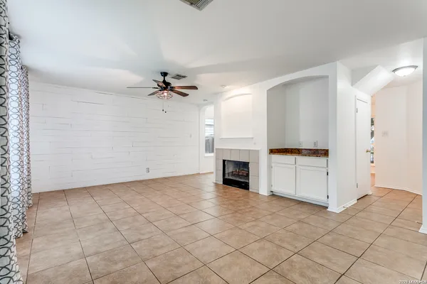 $1,900 | 9038 Pinseeker, Selma, TX 78154