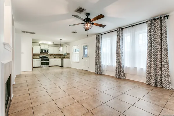 $1,900 | 9038 Pinseeker, Selma, TX 78154