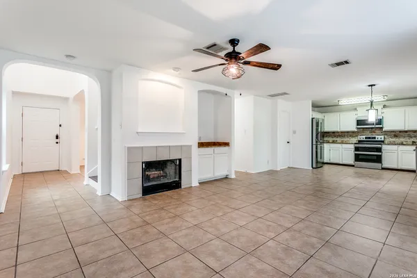 $1,900 | 9038 Pinseeker, Selma, TX 78154