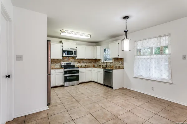 $1,900 | 9038 Pinseeker, Selma, TX 78154