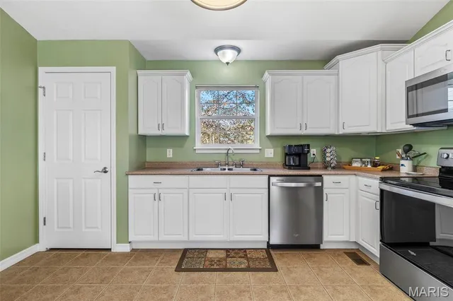 $409,900 | 420 Willow Creek Drive, Farmington, MO 63640