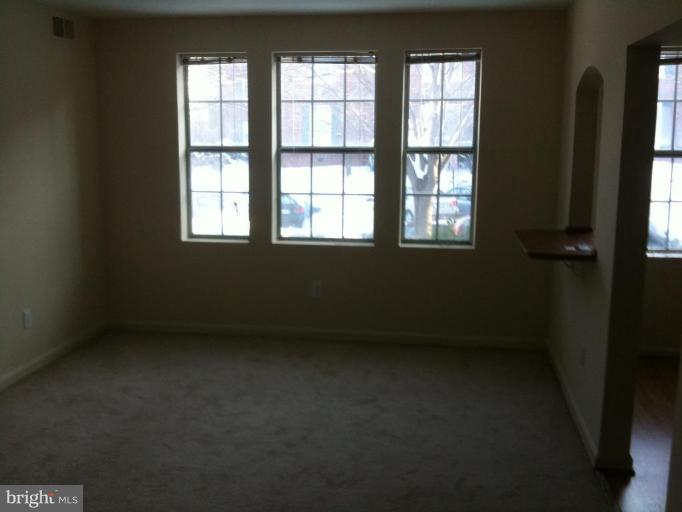 2005 Key Boulevard, Unit 577 Arlington, VA 22201 - Photo 11 of 14 Living Room #2