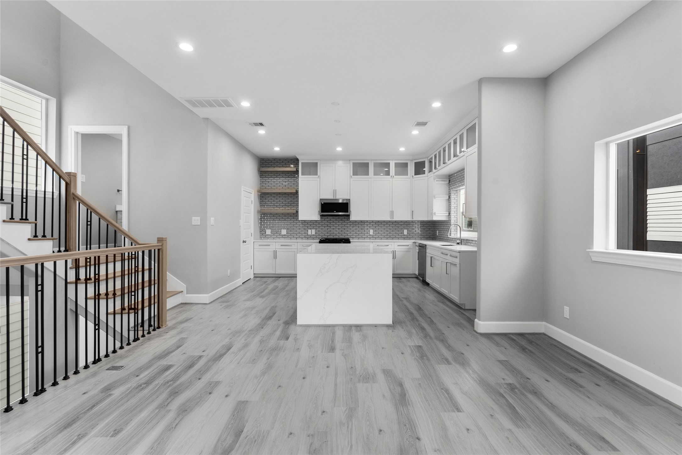 1122 West 16th Street, Unit B Houston, TX 77008 - Photo 12 of 31 a view of kitchen with wooden floor and electronic appliances