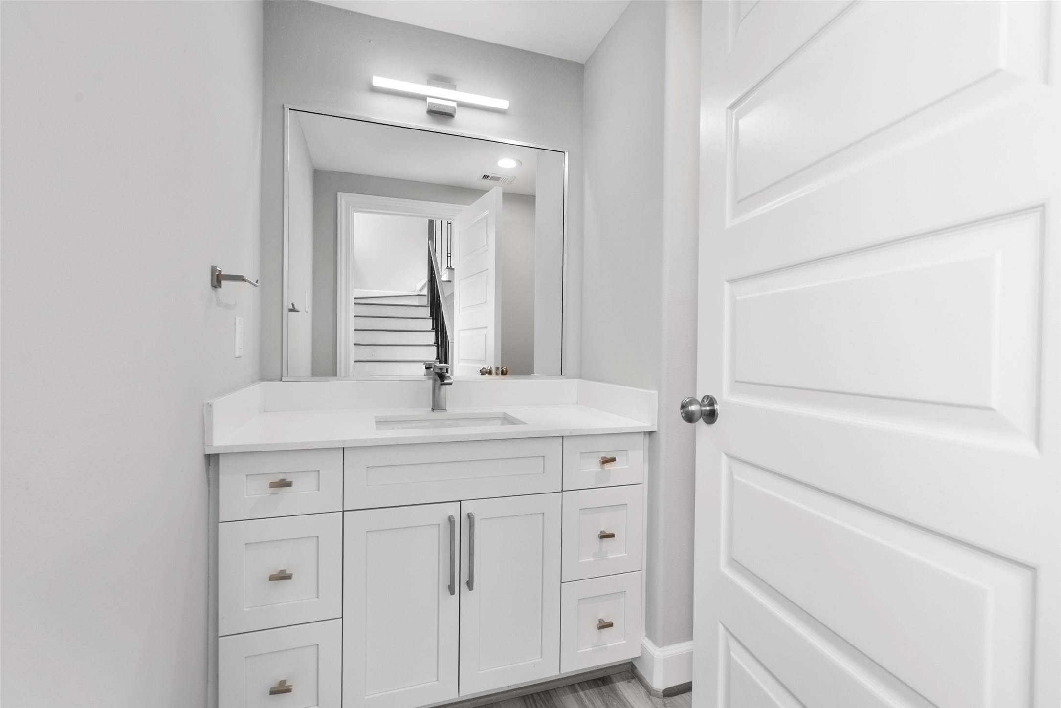 1122 West 16th Street, Unit B Houston, TX 77008 - Photo 18 of 31 a bathroom with a sink and a mirror