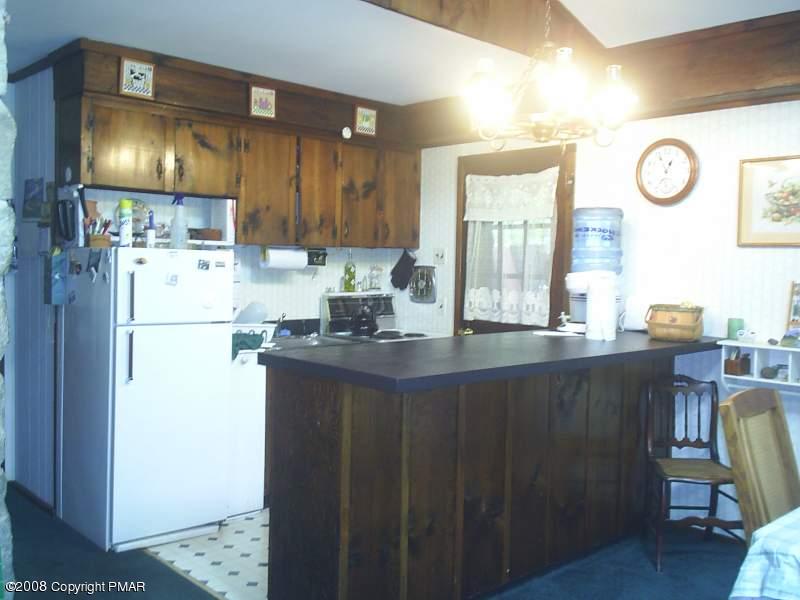 5 Devils Hole Road Cresco, PA 18326 - Photo 4 of 10 KITCHEN W/BREAKFAST BAR!