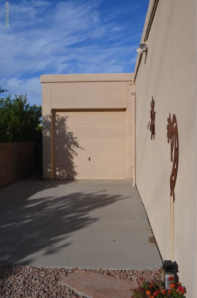 11240 North Sawtooth Road Oro Valley, AZ 85737 - Photo 3 of 44