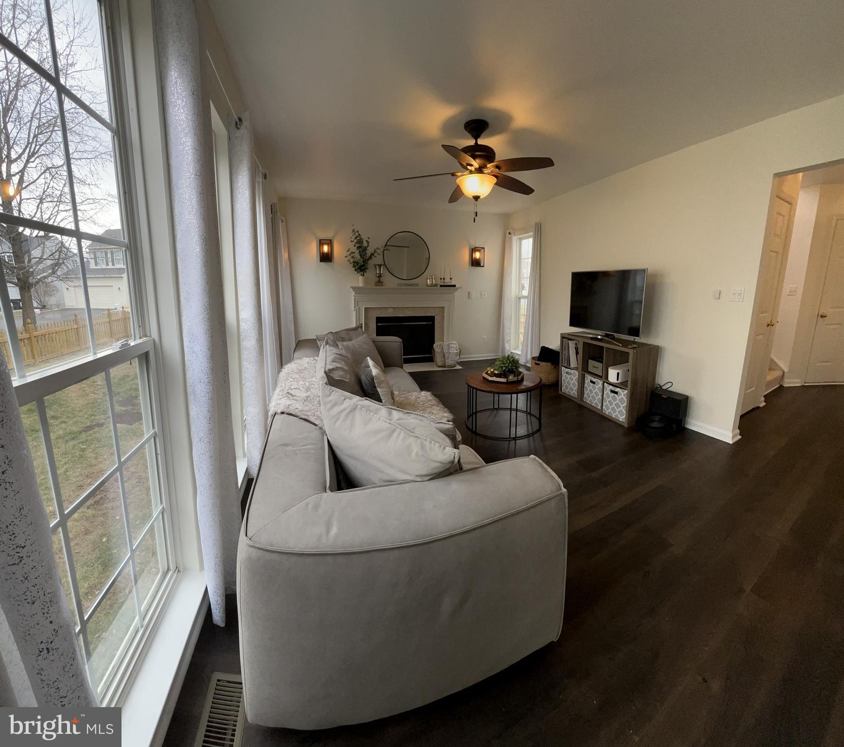 14660 Red House Road Gainesville, VA 20155 - Photo 11 of 64 Living room with plenty of light