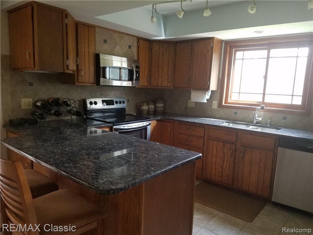 565 Grace Avenue Rochester Hills, MI 48307 - Photo 6 of 55