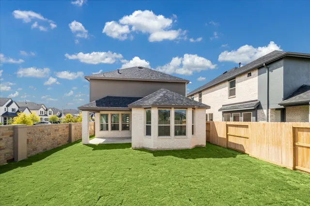 a view of a house with backyard and garden