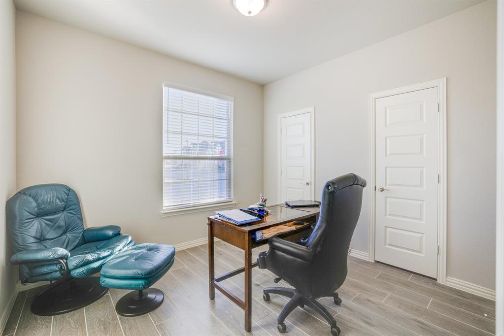 2404 Peebles Lane Denton, TX 76207 - Photo 19 of 30 a living room with furniture and a window
