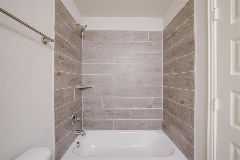 2404 Peebles Lane Denton, TX 76207 - Photo 28 of 30 a bathroom with a tub