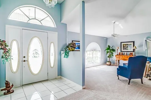 a view of livingroom with furniture