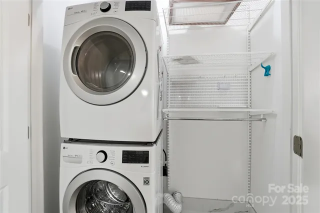 a close up view of a washer and dryer