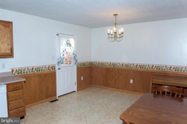 208 Woodrow Road Winchester, VA 22602 - Photo 4 of 10 Dining Area