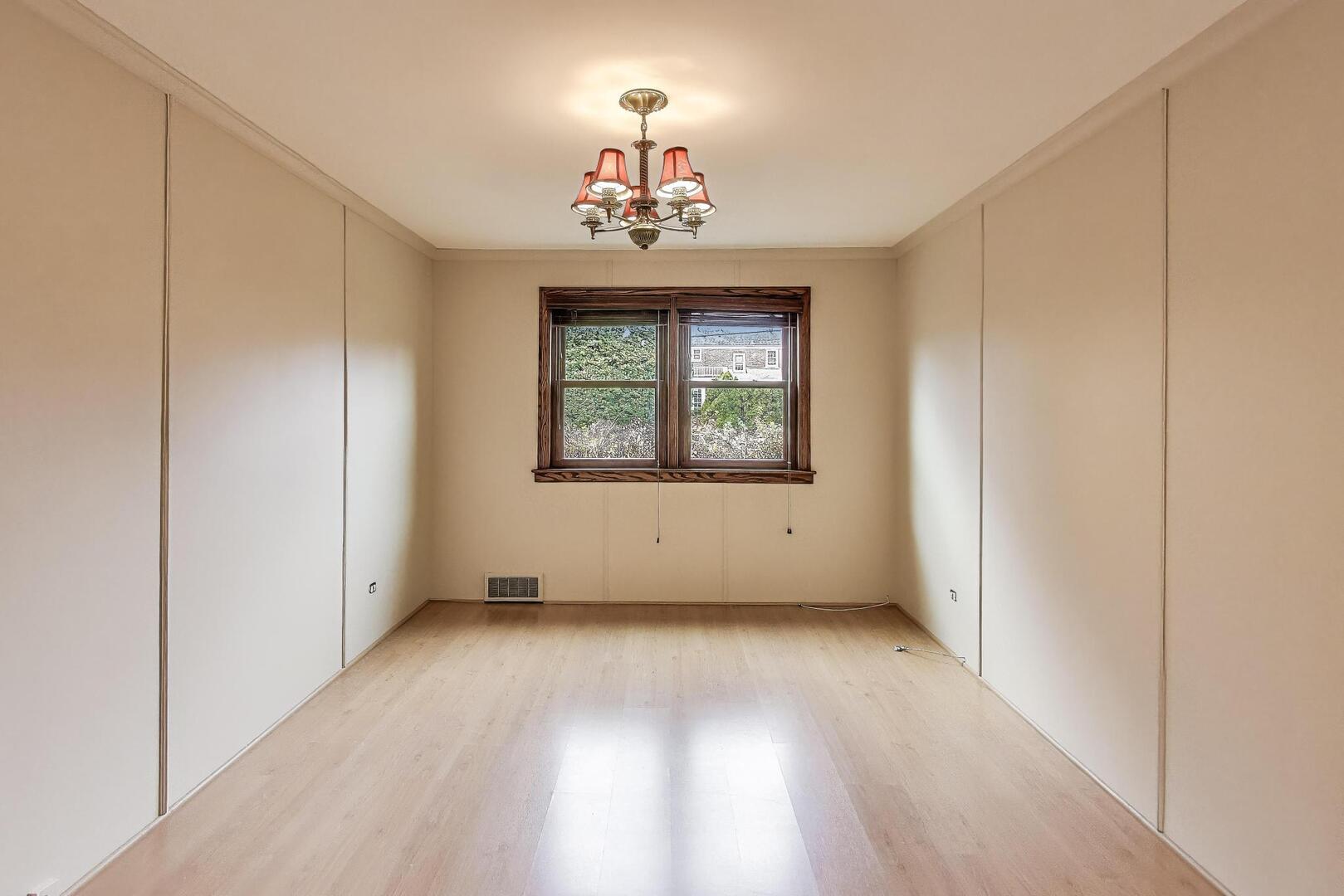 1115 North Ridgeland Avenue Oak Park, IL 60302 - Photo 12 of 40 an empty room that has a window