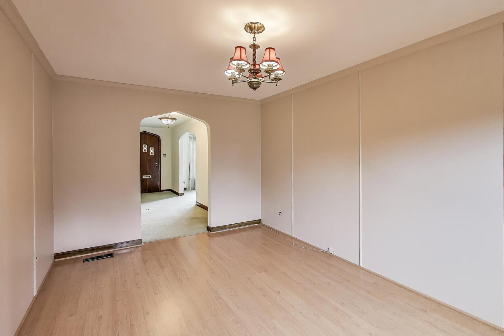 1115 North Ridgeland Avenue Oak Park, IL 60302 - Photo 13 of 40 a view of an empty room with a window