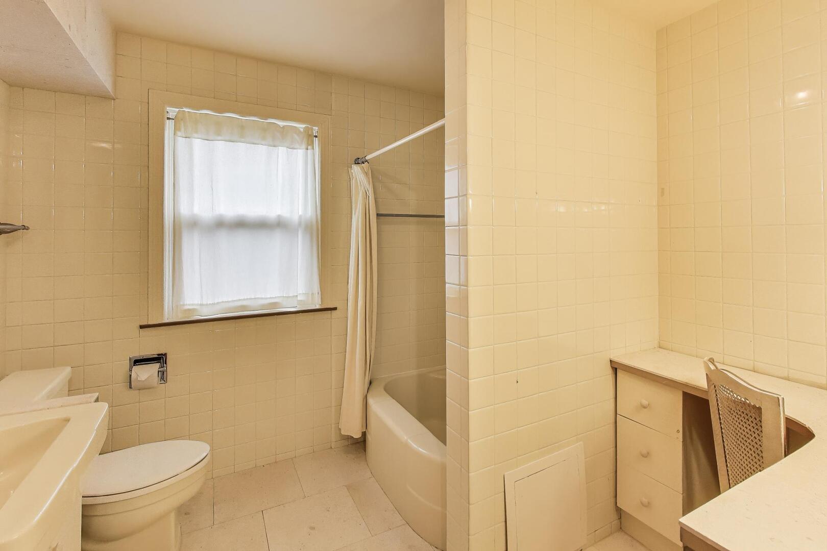 1115 North Ridgeland Avenue Oak Park, IL 60302 - Photo 20 of 40 a bathroom with a toilet and a shower