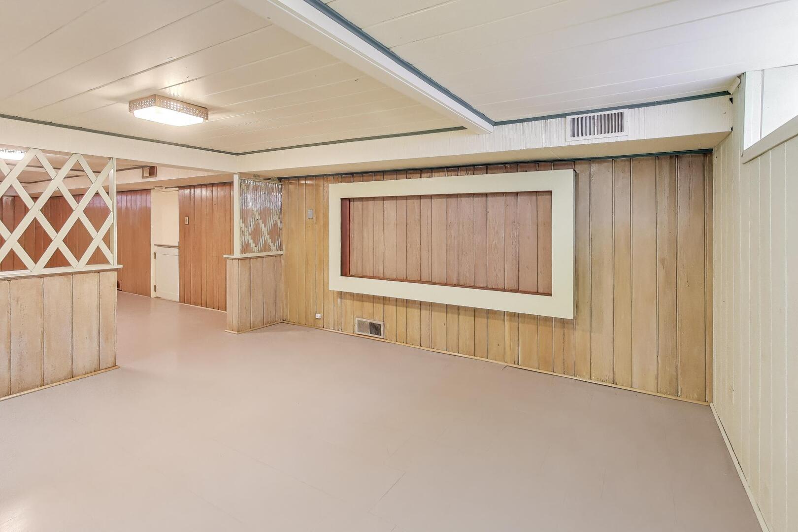 1115 North Ridgeland Avenue Oak Park, IL 60302 - Photo 24 of 40 an empty room with windows