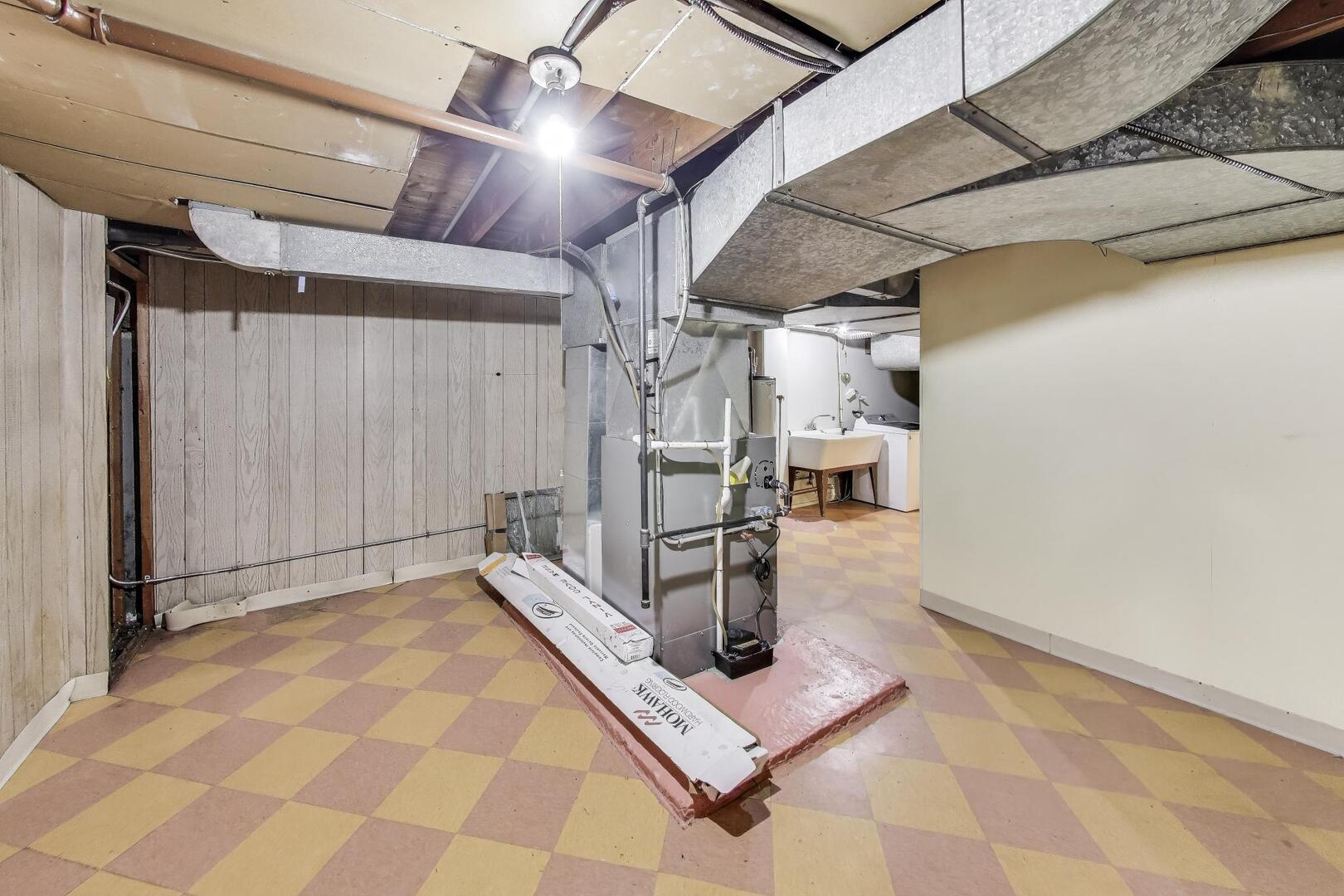 1115 North Ridgeland Avenue Oak Park, IL 60302 - Photo 30 of 40 a view of a room with gym equipment