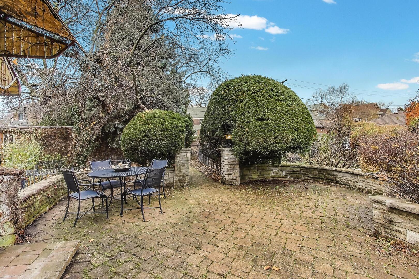 1115 North Ridgeland Avenue Oak Park, IL 60302 - Photo 32 of 40 a view of a chairs and table in the back yard of the house