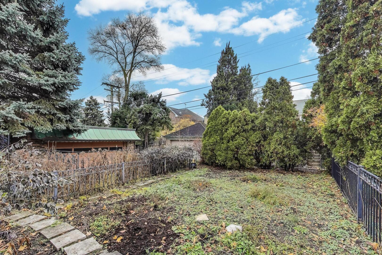 1115 North Ridgeland Avenue Oak Park, IL 60302 - Photo 35 of 40 a view of a lake with a yard