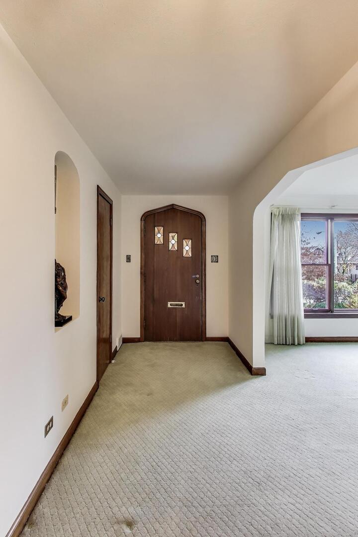 1115 North Ridgeland Avenue Oak Park, IL 60302 - Photo 4 of 40 a view of a big room with windows and closet