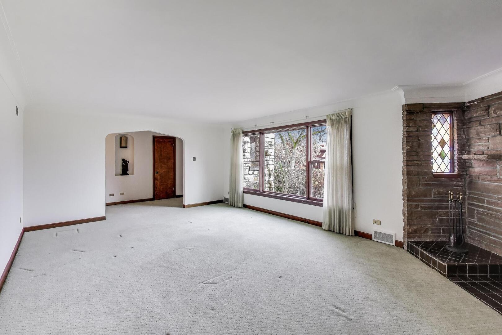 1115 North Ridgeland Avenue Oak Park, IL 60302 - Photo 6 of 40 an empty room with fireplace and windows