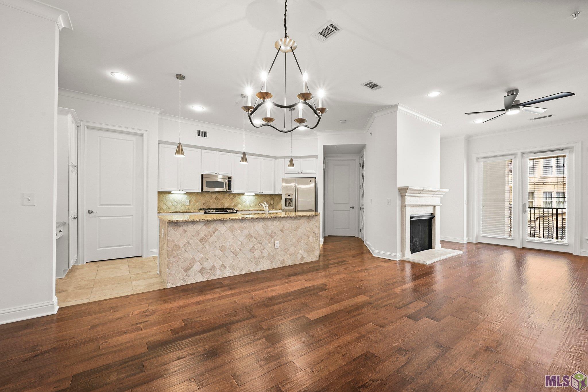 998 Stanford Avenue, Unit 308 Baton Rouge, LA 70808 - Photo 2 of 22 Open Dining and Kitchen
