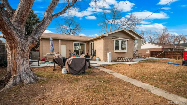 a view of a house with backyard
