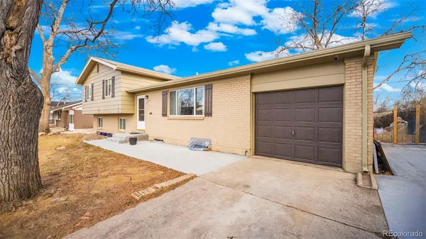 a house view with a outdoor space