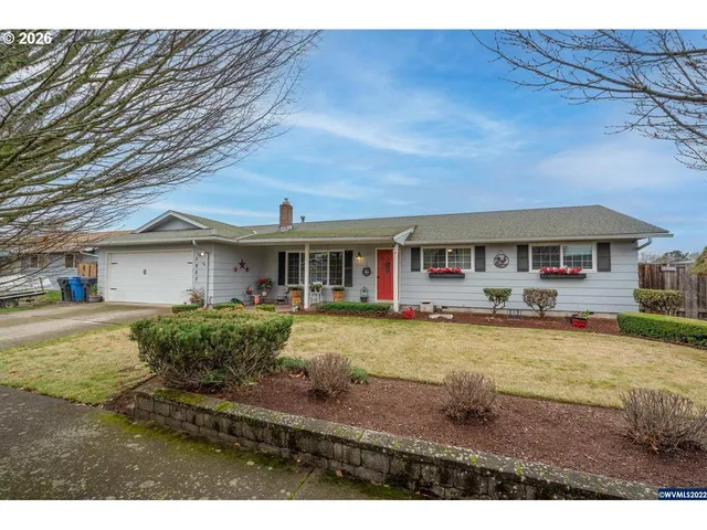 a view of a yard in front of house