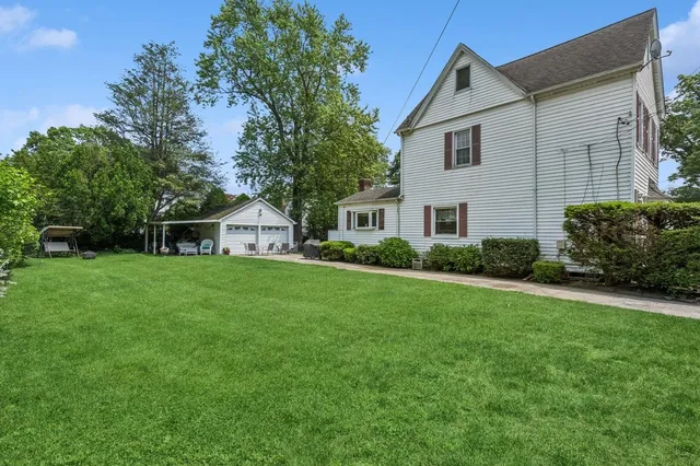 a view of a house with backyard and garden