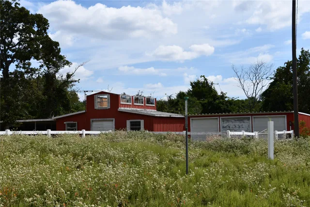 a view of house with front yard