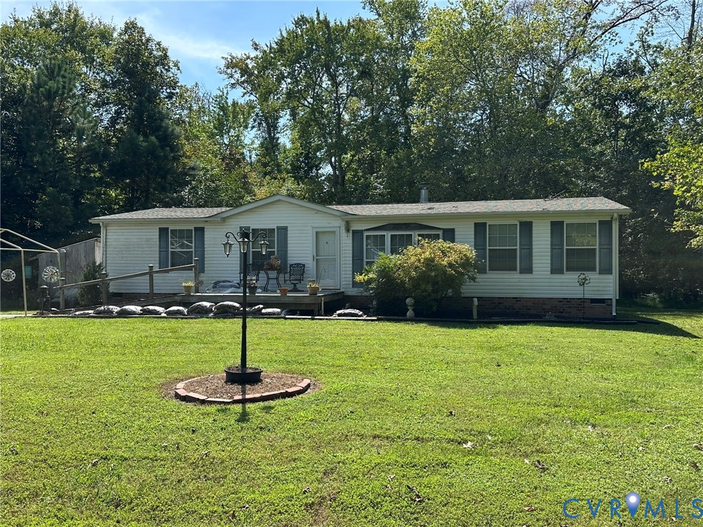 a view of a house with backyard and a tree